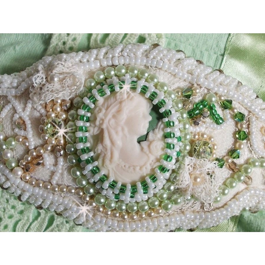 Verleidingsarmband met kant, Victoriaanse hars cabochon, facetten en rocailles