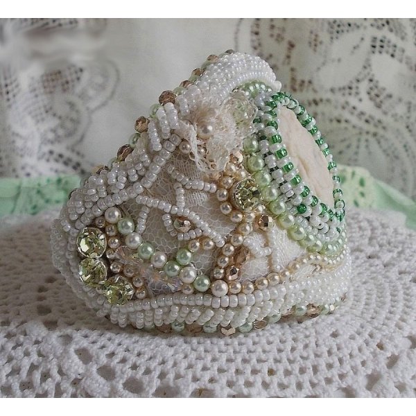 Verleidingsarmband met kant, Victoriaanse hars cabochon, facetten en rocailles