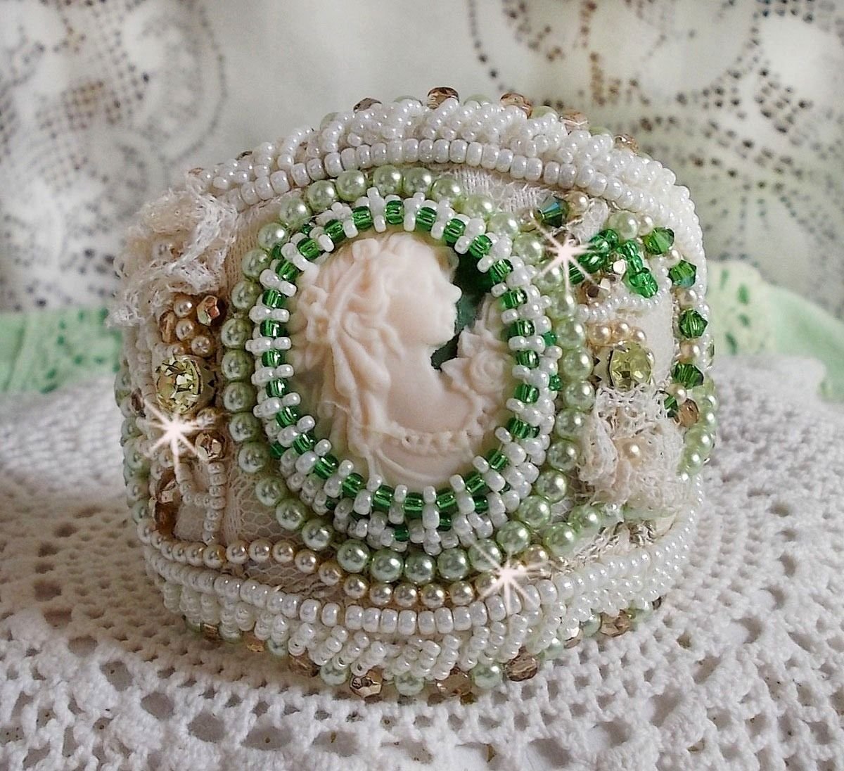 Verleidingsarmband met kant, Victoriaanse hars cabochon, facetten en rocailles