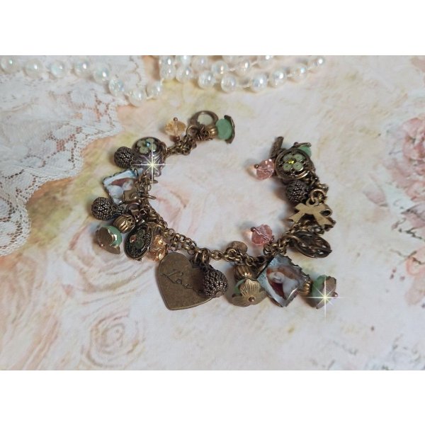 Bracelet Temps d&rsquo;une Folie avec breloques : c&oelig;ur, perles, gouttes filigran&eacute;es, fleurs &eacute;maill&eacute;es, perles rondes, cabochons carr&eacute;s et perles rondes en Verre. Mont&eacute;s sur cha&icirc;nes et fermoir en T Bronze