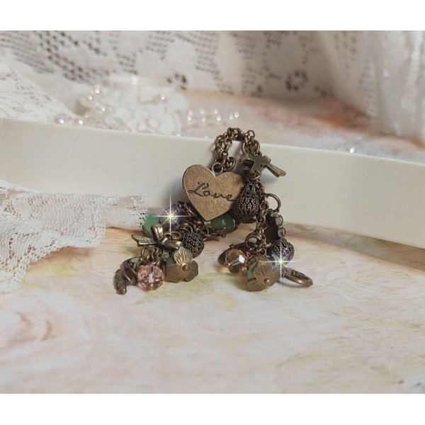 Bracelet Temps d&rsquo;une Folie avec breloques : c&oelig;ur, perles, gouttes filigran&eacute;es, fleurs &eacute;maill&eacute;es, perles rondes, cabochons carr&eacute;s et perles rondes en Verre. Mont&eacute;s sur cha&icirc;nes et fermoir en T Bronze