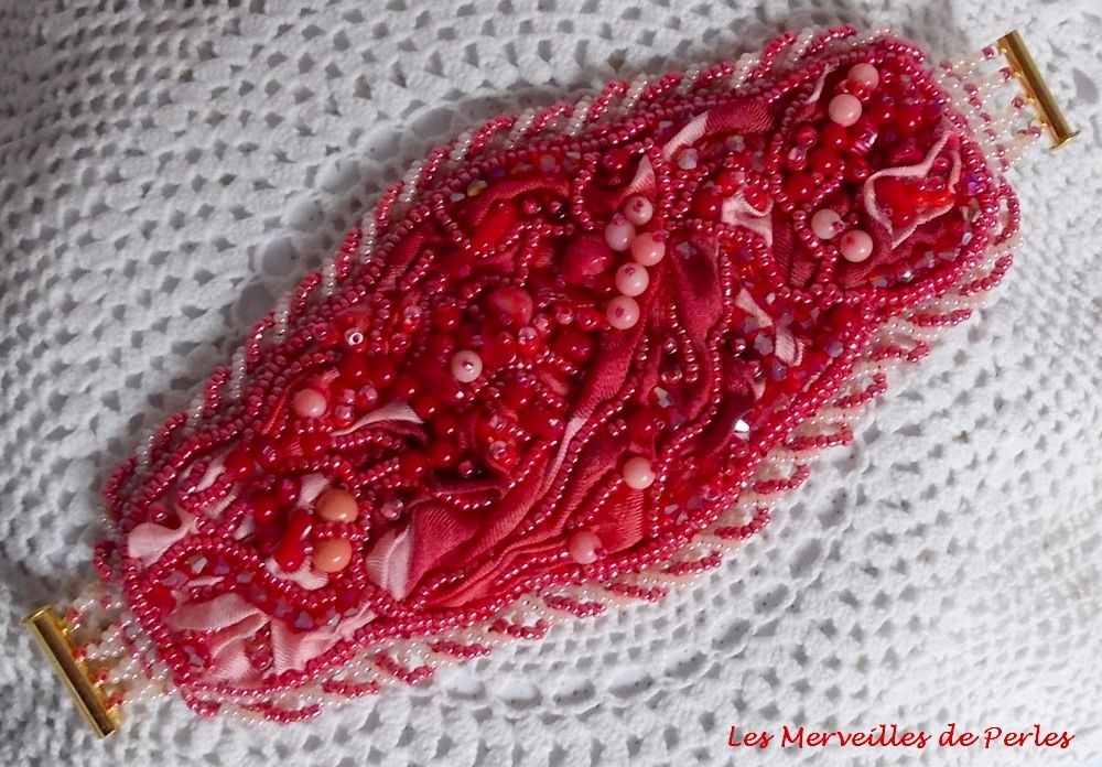 Coralie manchet armband geborduurd met rood koraal, lichtroze en rocailles
