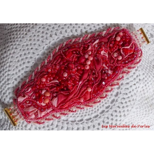 Coralie manchet armband geborduurd met rood koraal, lichtroze en rocailles