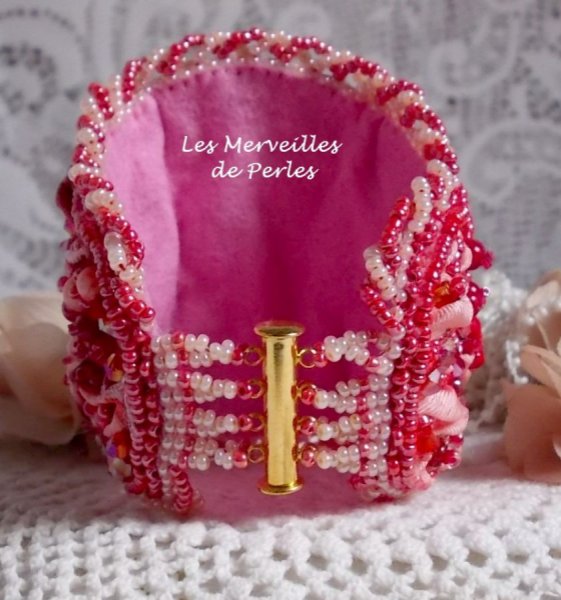 Coralie manchet armband geborduurd met rood koraal, lichtroze en rocailles