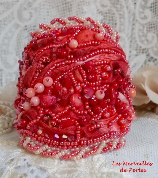 Coralie manchet armband geborduurd met rood koraal, lichtroze en rocailles