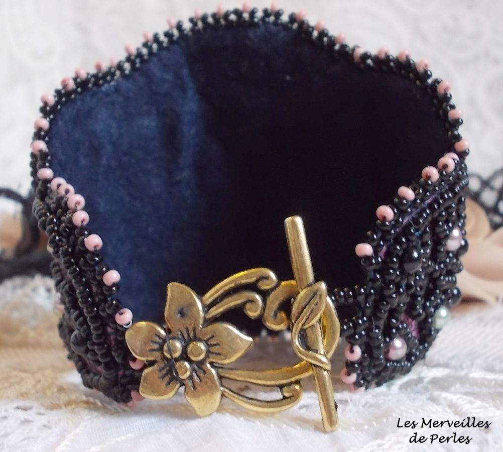 Marquise manchet armband geborduurd met Swarovski kristallen, antiek zwart kant uit 1950, zoetwaterparels en rocailles.