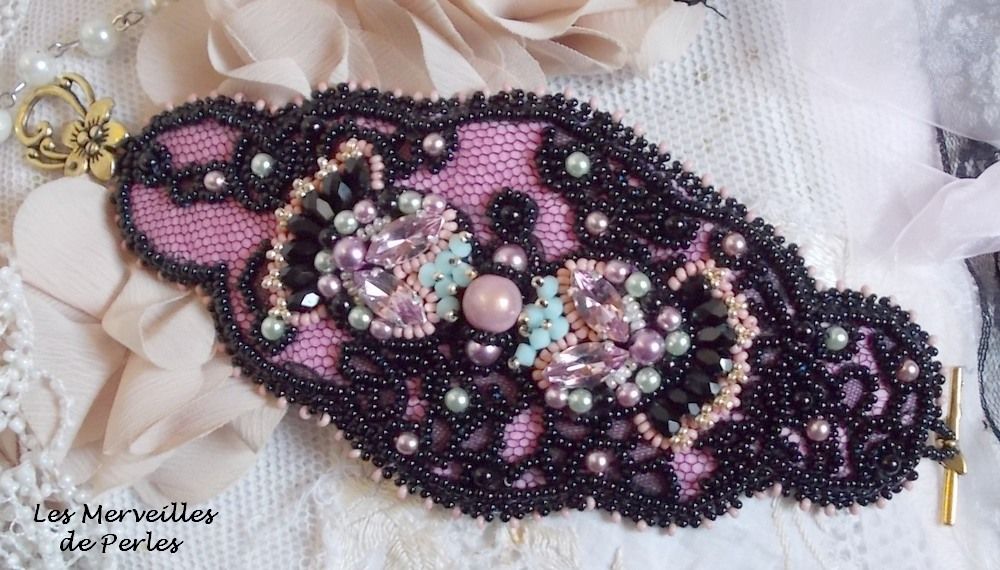Marquise manchet armband geborduurd met Swarovski kristallen, antiek zwart kant uit 1950, zoetwaterparels en rocailles.