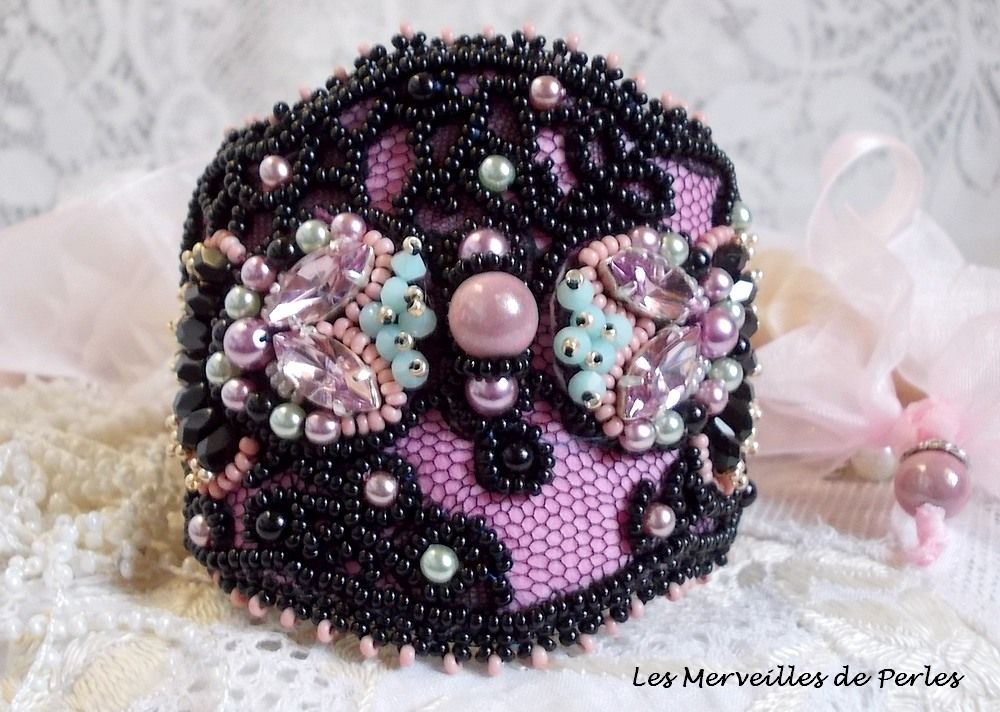 Marquise manchet armband geborduurd met Swarovski kristallen, antiek zwart kant uit 1950, zoetwaterparels en rocailles.