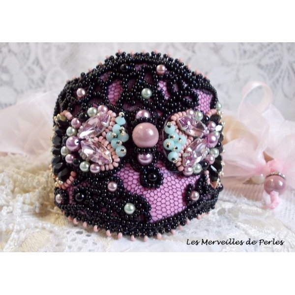 Marquise manchet armband geborduurd met Swarovski kristallen, antiek zwart kant uit 1950, zoetwaterparels en rocailles.