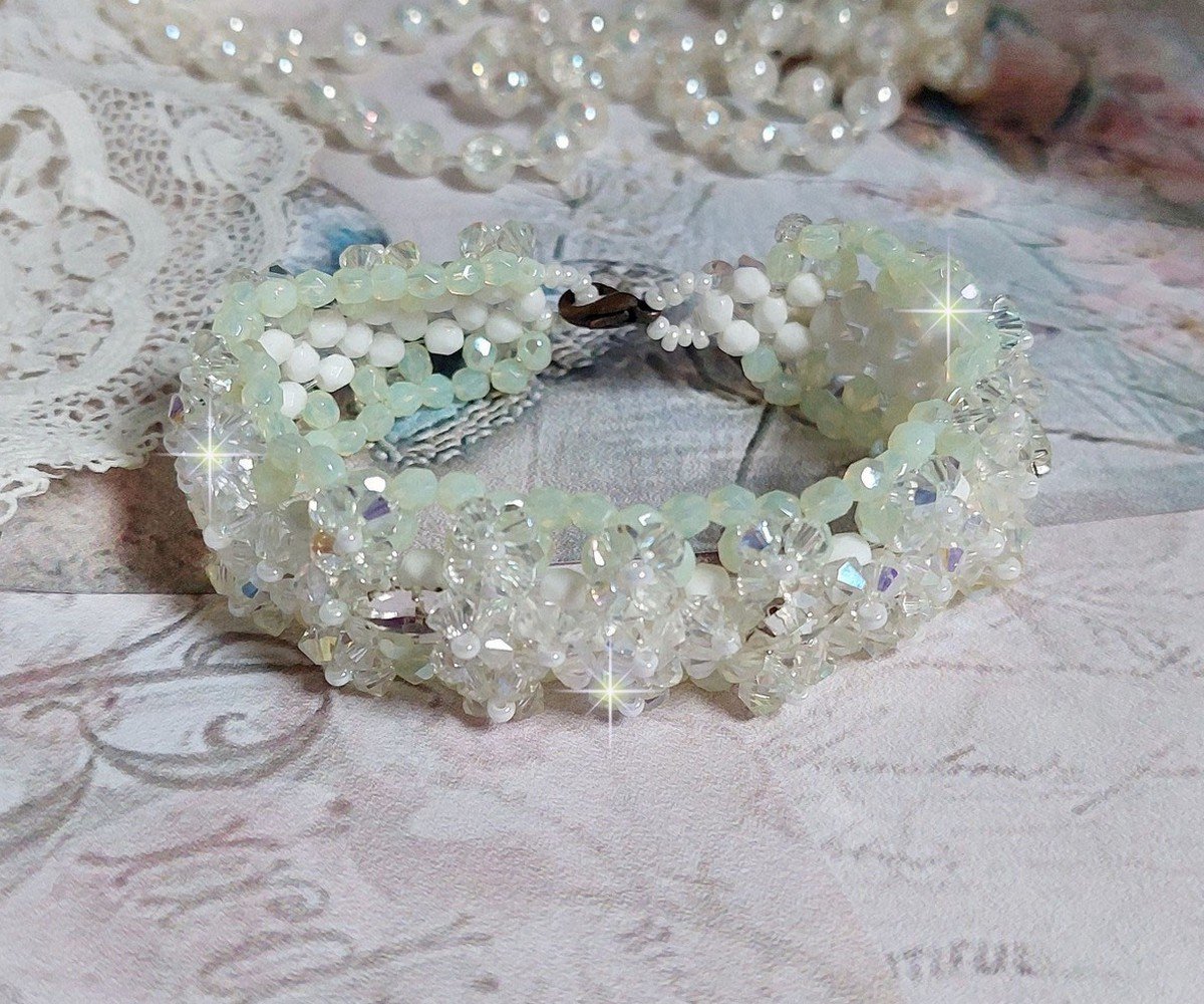 Venus armband met Swarovski kristallen spinners en ondoorzichtige witte bohemian glas facetten