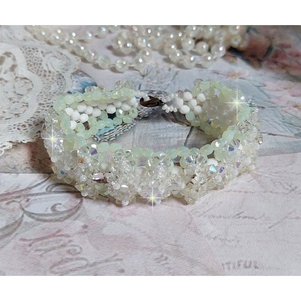 Venus armband met Swarovski kristallen spinners en ondoorzichtige witte bohemian glas facetten