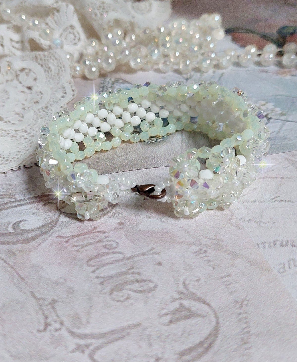 Venus armband met Swarovski kristallen spinners en ondoorzichtige witte bohemian glas facetten