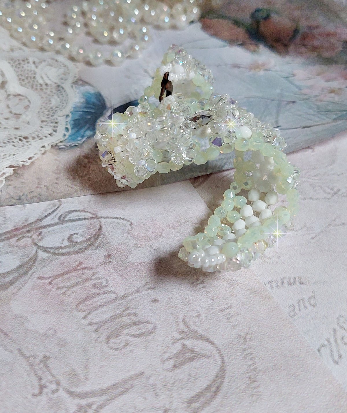 Venus armband met Swarovski kristallen spinners en ondoorzichtige witte bohemian glas facetten