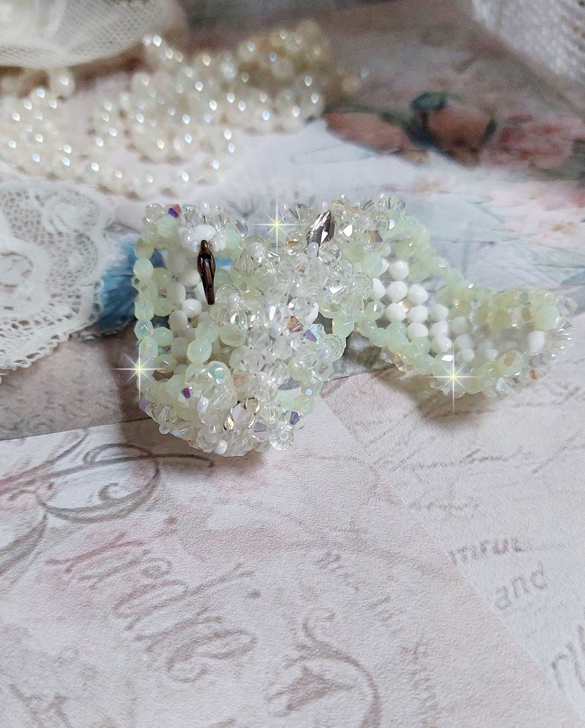 Venus armband met Swarovski kristallen spinners en ondoorzichtige witte bohemian glas facetten