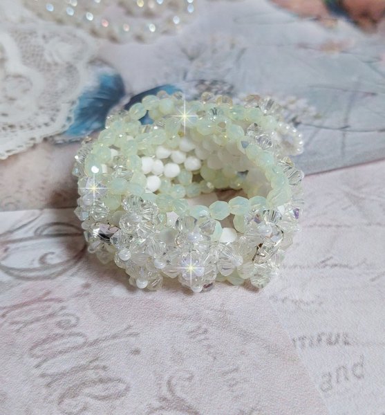 Venus armband met Swarovski kristallen spinners en ondoorzichtige witte bohemian glas facetten