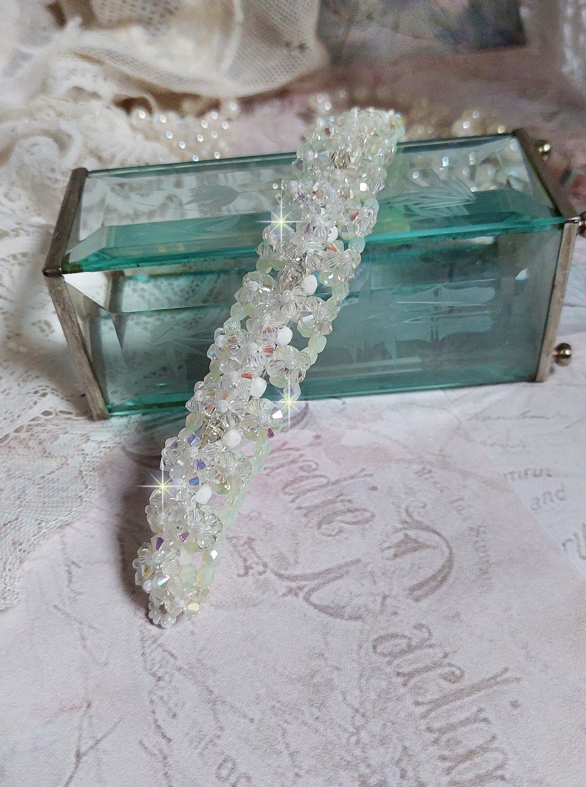 Venus armband met Swarovski kristallen spinners en ondoorzichtige witte bohemian glas facetten