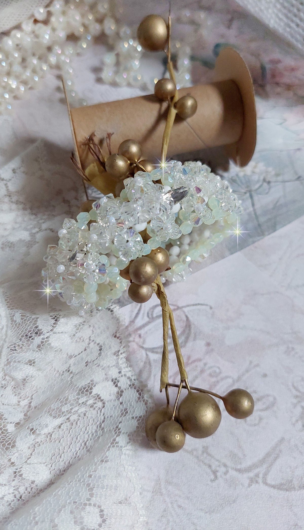 Venus armband met Swarovski kristallen spinners en ondoorzichtige witte bohemian glas facetten