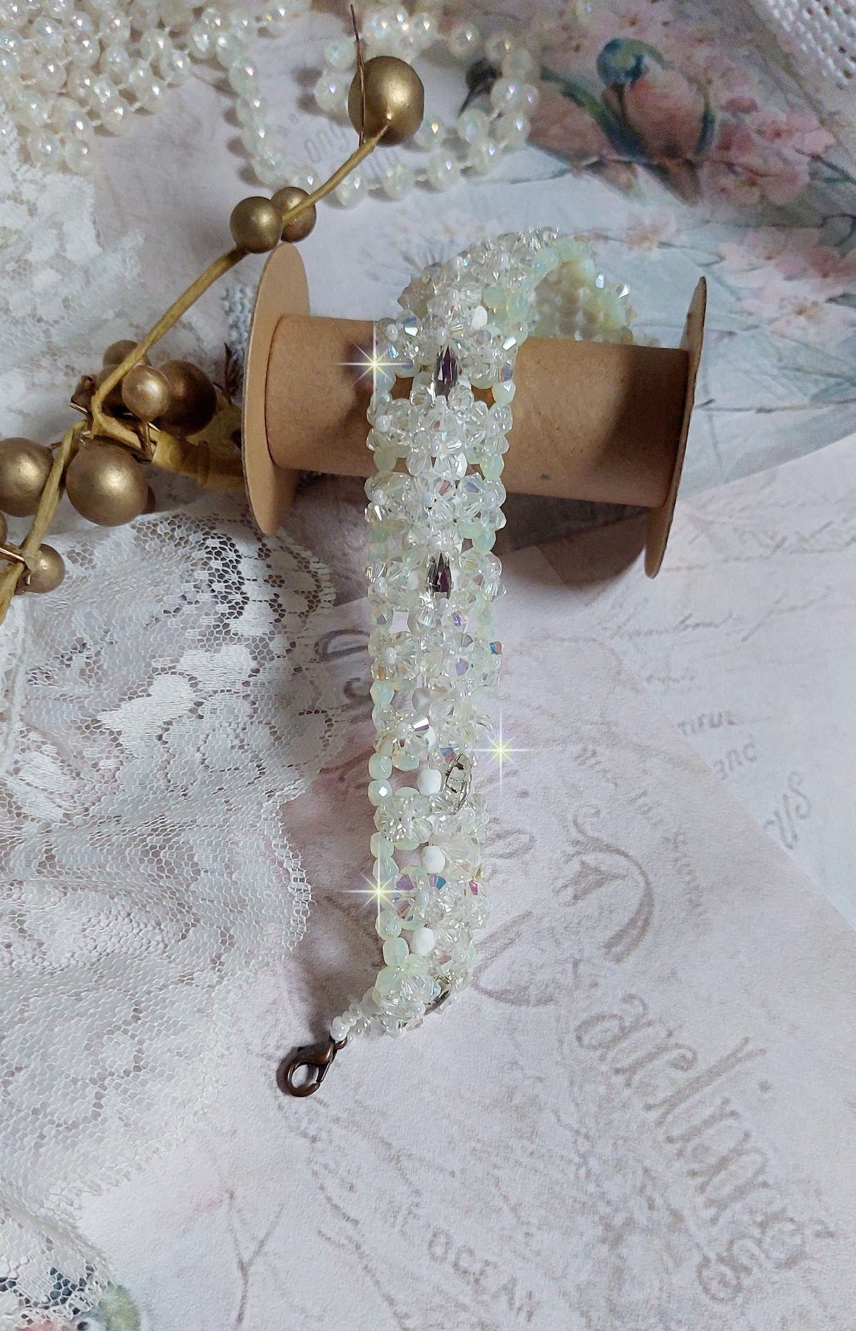 Venus armband met Swarovski kristallen spinners en ondoorzichtige witte bohemian glas facetten