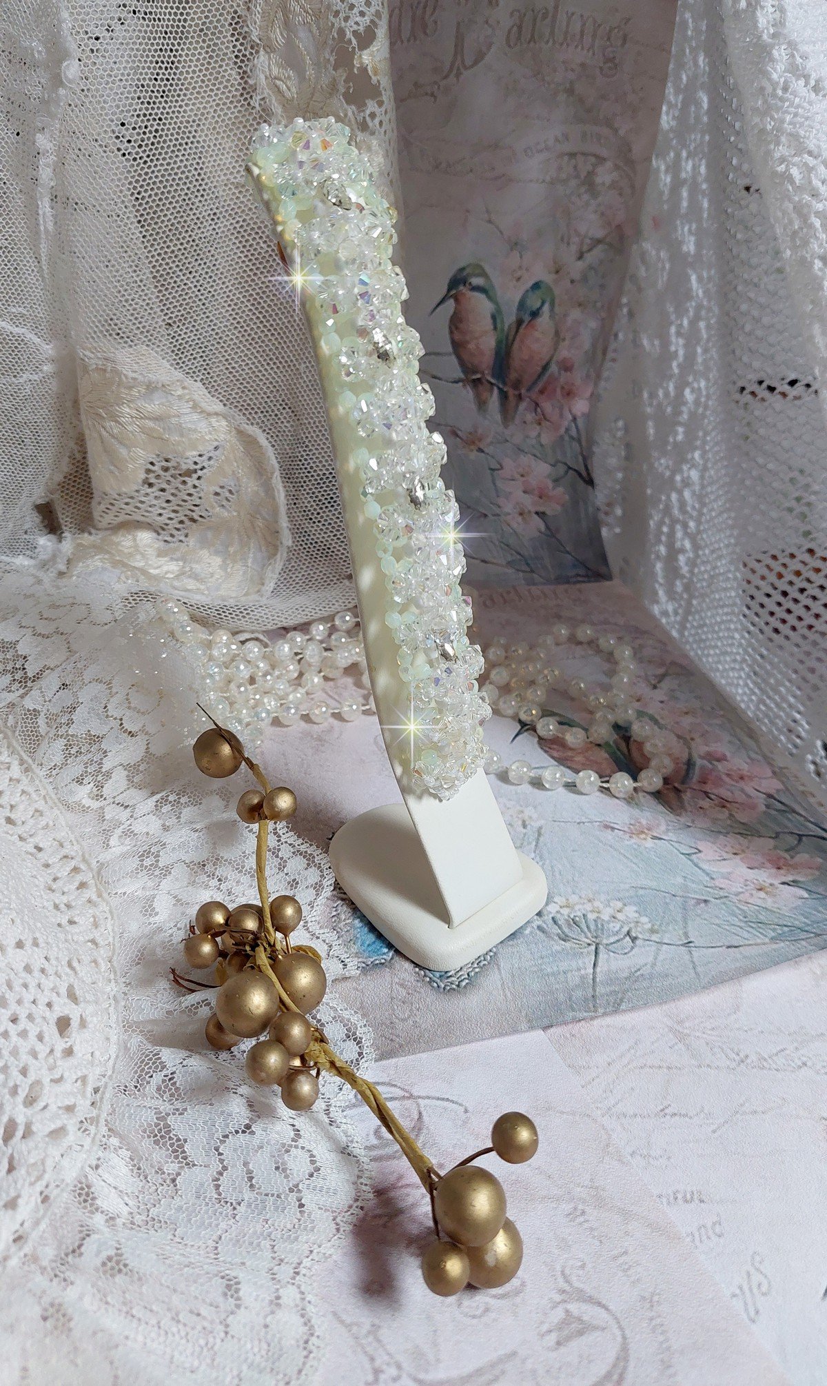 Venus armband met Swarovski kristallen spinners en ondoorzichtige witte bohemian glas facetten