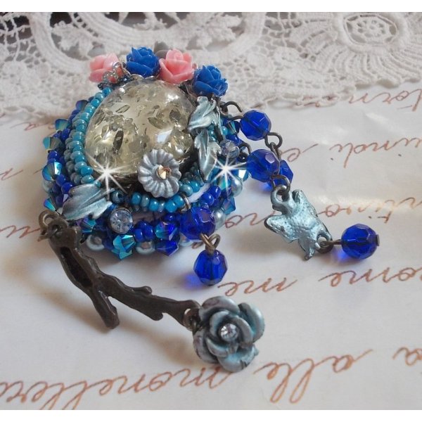 Broche Ang&eacute;line baroque tr&egrave;s ancienne relook&eacute;e sur une broderie avec un tr&egrave;s ancien cabochon en verre, des roses en r&eacute;sine et des rocailles
