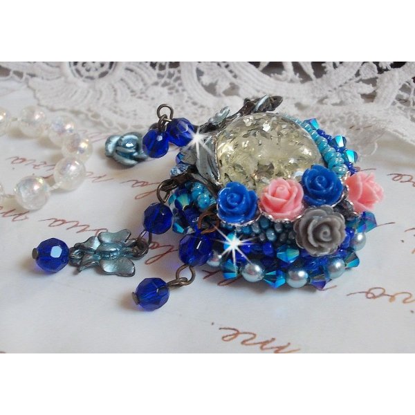 Broche Ang&eacute;line baroque tr&egrave;s ancienne relook&eacute;e sur une broderie avec un tr&egrave;s ancien cabochon en verre, des roses en r&eacute;sine et des rocailles