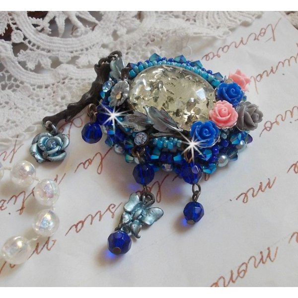 Broche Ang&eacute;line baroque tr&egrave;s ancienne relook&eacute;e sur une broderie avec un tr&egrave;s ancien cabochon en verre, des roses en r&eacute;sine et des rocailles