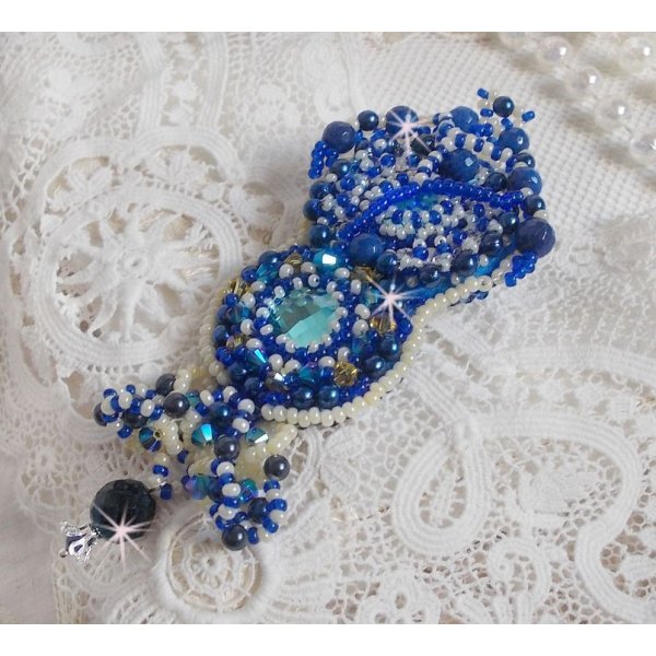 Blue Palace Haute-Couture broche geborduurd met Swarovski kristallen, ronde parels, bohemian glasfacetten en rocailles.
