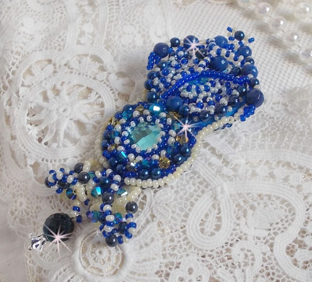 Blue Palace Haute-Couture broche geborduurd met Swarovski kristallen, ronde parels, bohemian glasfacetten en rocailles.
