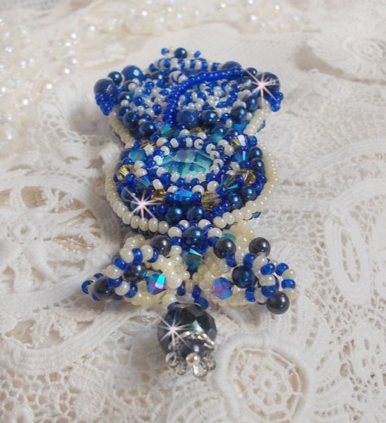 Blue Palace Haute-Couture broche geborduurd met Swarovski kristallen, ronde parels, bohemian glasfacetten en rocailles.
