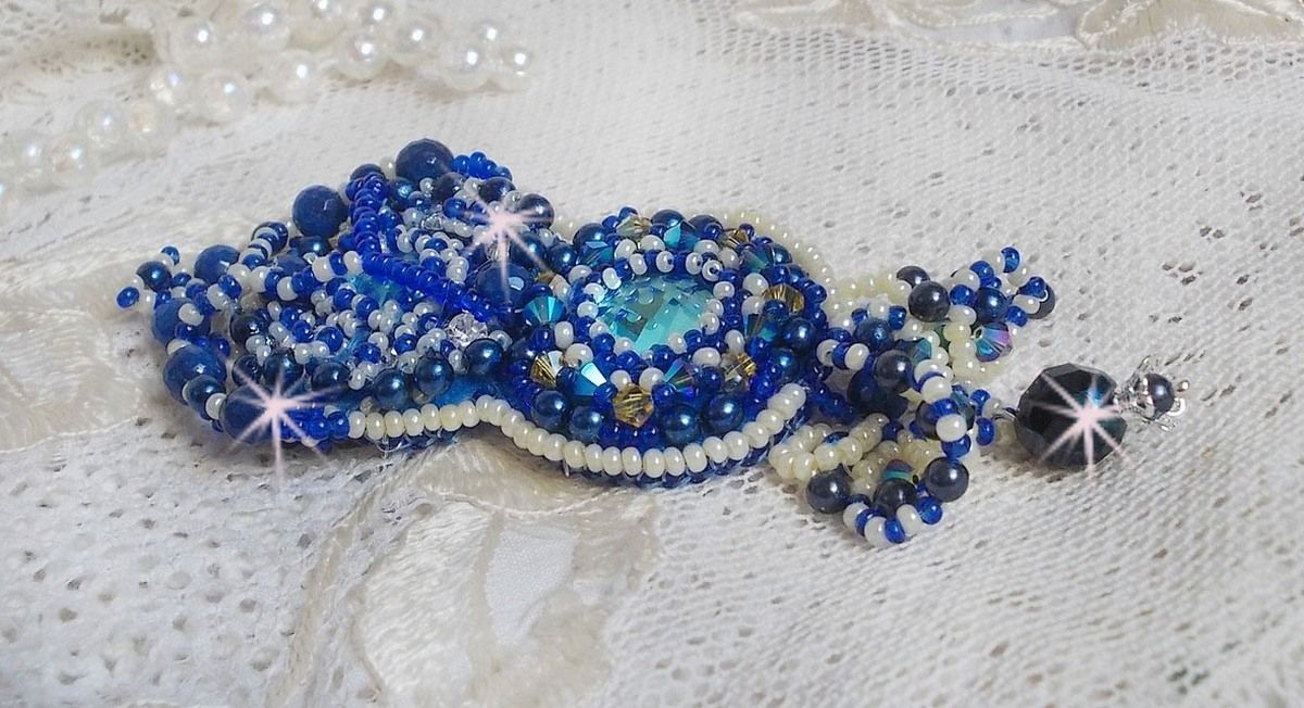 Blue Palace Haute-Couture broche geborduurd met Swarovski kristallen, ronde parels, bohemian glasfacetten en rocailles.