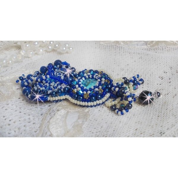 Blue Palace Haute-Couture broche geborduurd met Swarovski kristallen, ronde parels, bohemian glasfacetten en rocailles.
