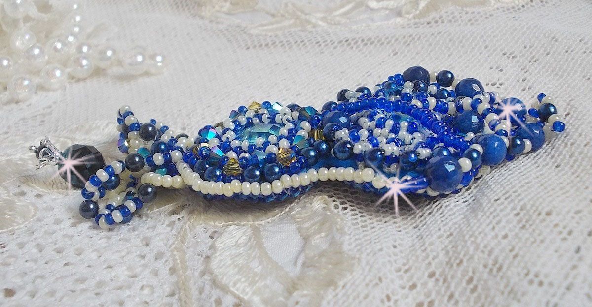 Blue Palace Haute-Couture broche geborduurd met Swarovski kristallen, ronde parels, bohemian glasfacetten en rocailles.