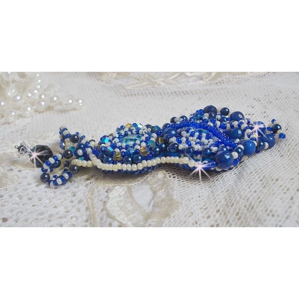 Blue Palace Haute-Couture broche geborduurd met Swarovski kristallen, ronde parels, bohemian glasfacetten en rocailles.