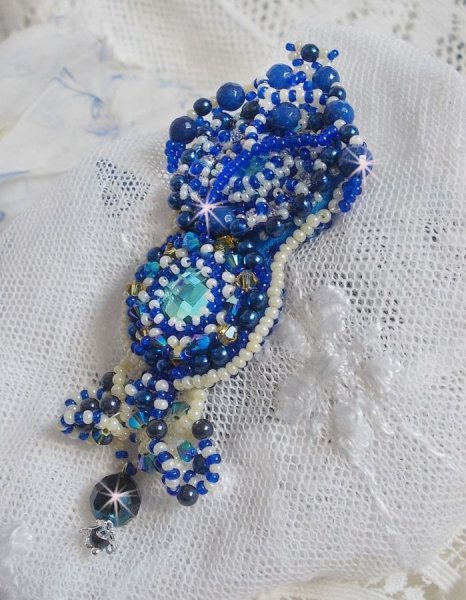 Blue Palace Haute-Couture broche geborduurd met Swarovski kristallen, ronde parels, bohemian glasfacetten en rocailles.
