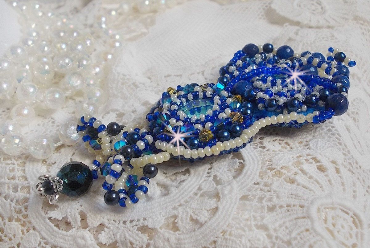Blue Palace Haute-Couture broche geborduurd met Swarovski kristallen, ronde parels, bohemian glasfacetten en rocailles.