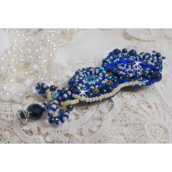 Blue Palace Haute-Couture broche geborduurd met Swarovski kristallen, ronde parels, bohemian glasfacetten en rocailles.