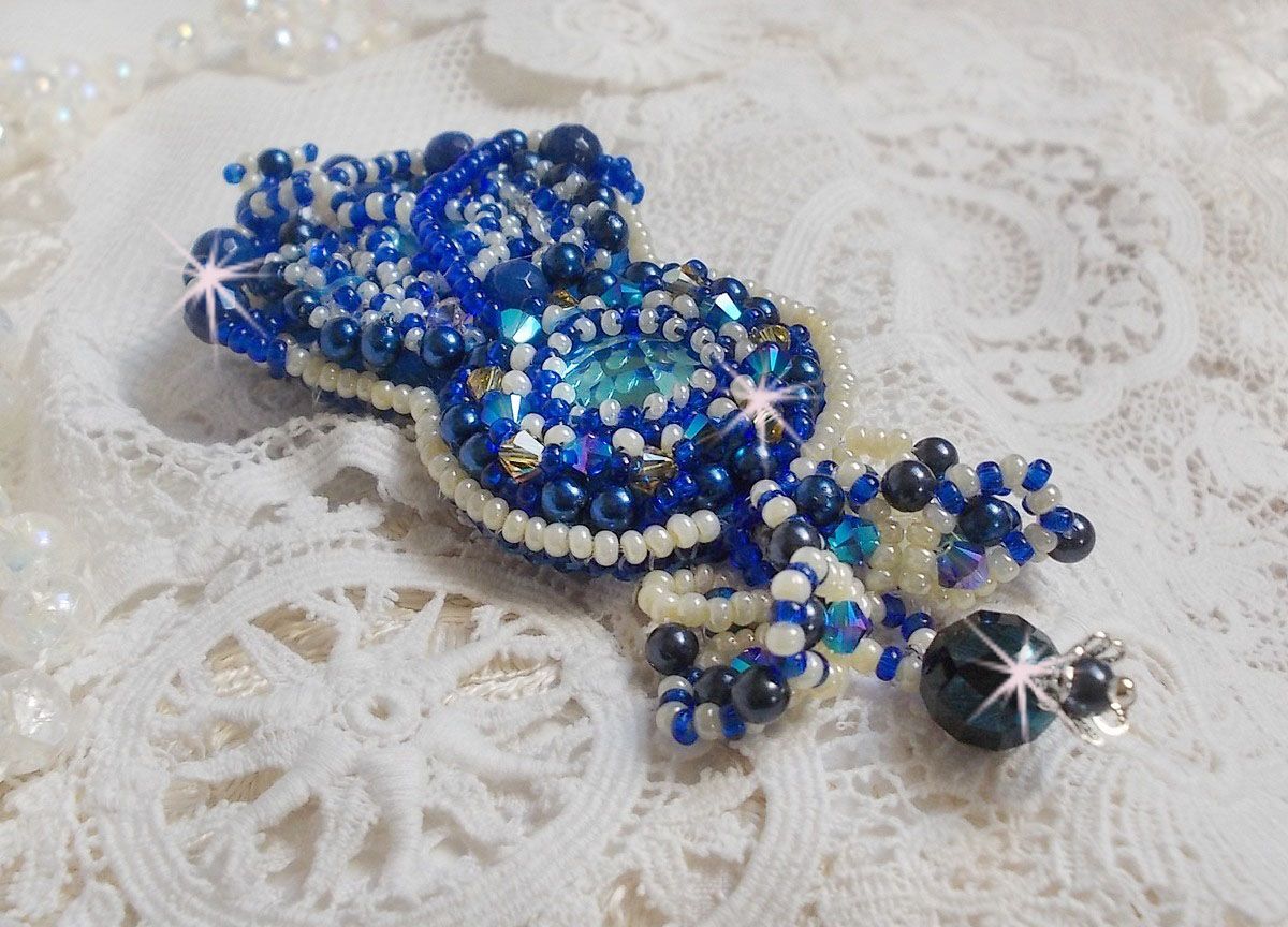 Blue Palace Haute-Couture broche geborduurd met Swarovski kristallen, ronde parels, bohemian glasfacetten en rocailles.