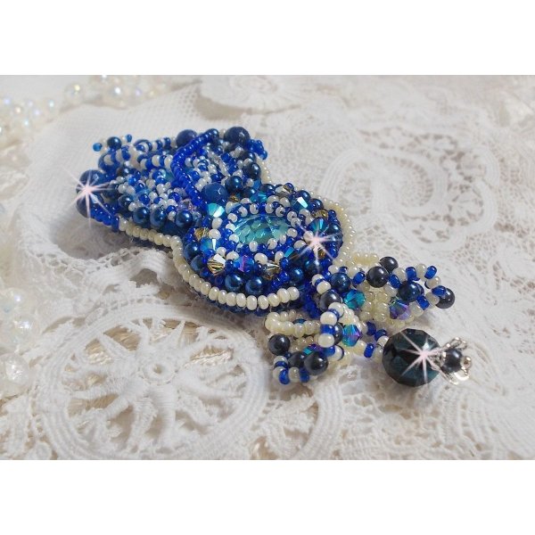 Blue Palace Haute-Couture broche geborduurd met Swarovski kristallen, ronde parels, bohemian glasfacetten en rocailles.