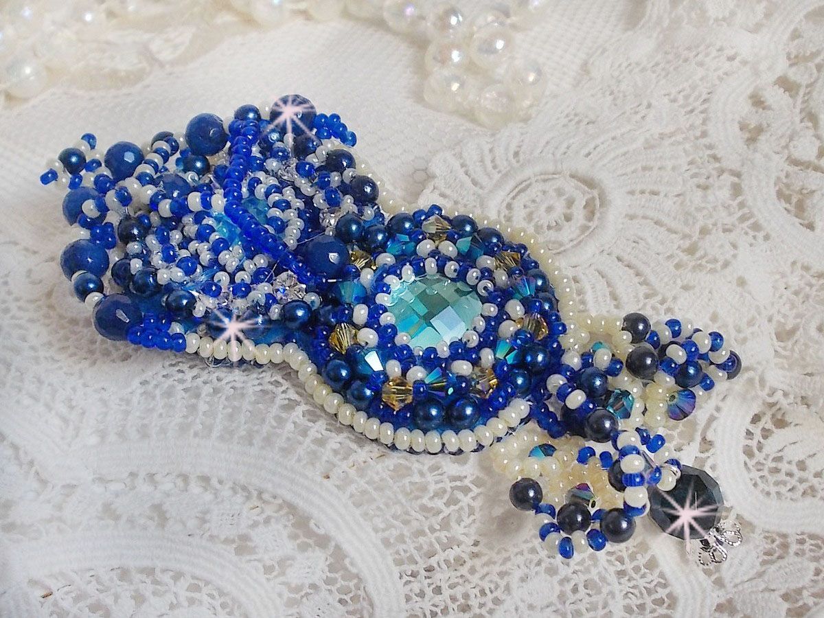 Blue Palace Haute-Couture broche geborduurd met Swarovski kristallen, ronde parels, bohemian glasfacetten en rocailles.