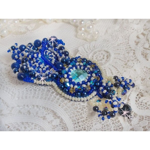 Blue Palace Haute-Couture broche geborduurd met Swarovski kristallen, ronde parels, bohemian glasfacetten en rocailles.