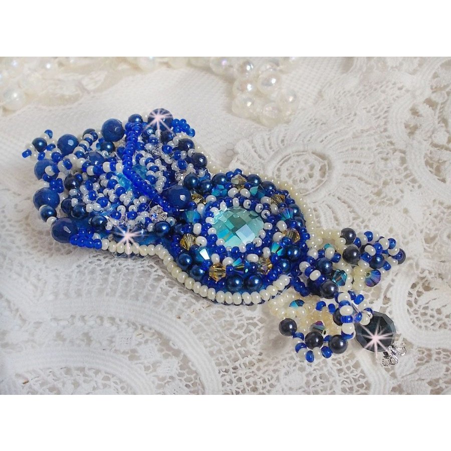 Blue Palace Haute-Couture broche geborduurd met Swarovski kristallen, ronde parels, bohemian glasfacetten en rocailles.