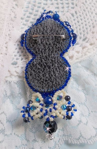 Blue Palace Haute-Couture broche geborduurd met Swarovski kristallen, ronde parels, bohemian glasfacetten en rocailles.