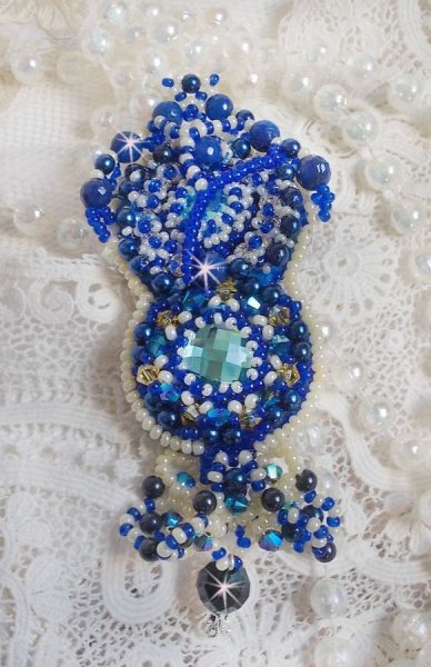 Blue Palace Haute-Couture broche geborduurd met Swarovski kristallen, ronde parels, bohemian glasfacetten en rocailles.