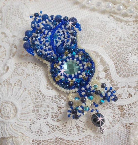 Blue Palace Haute-Couture broche geborduurd met Swarovski kristallen, ronde parels, bohemian glasfacetten en rocailles.