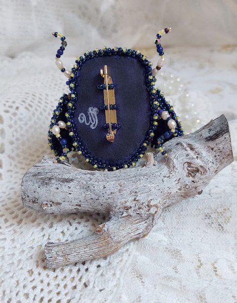 Broche Cara Royal Soleil, brod&eacute;e avec perles d&rsquo;eau douce, sequins, verre, strass et cristaux de swarovski