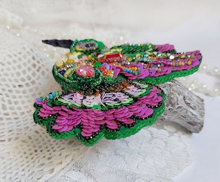 Broche Colibri Hibiscus brodée avec sequins, perles verres et perles Cristal Swarovski