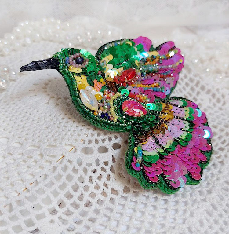 Broche Colibri Hibiscus brodée avec sequins, perles verres et perles Cristal Swarovski