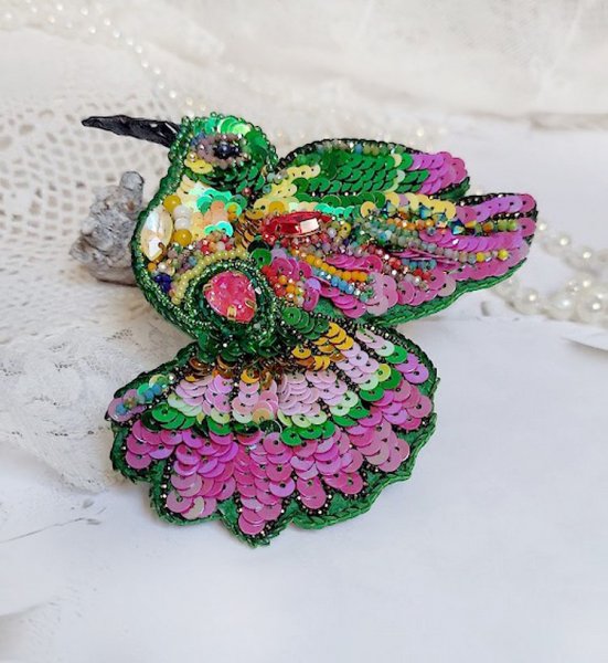 Broche Colibri Hibiscus brod&eacute;e avec sequins, perles verres et perles Cristal Swarovski