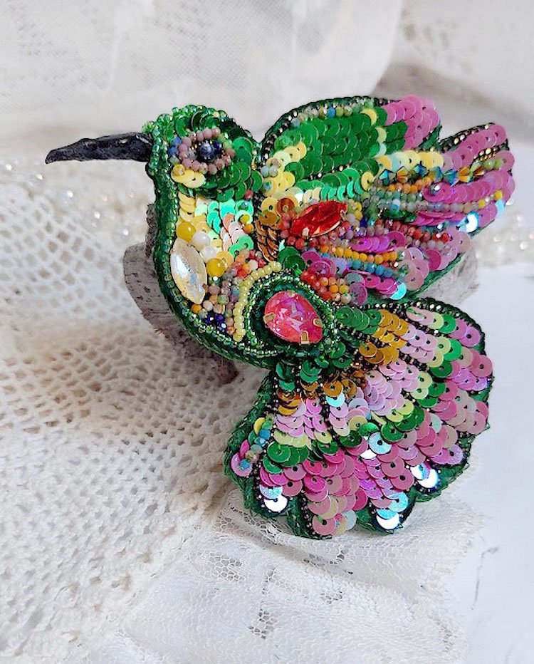 Broche Colibri Hibiscus brodée avec sequins, perles verres et perles Cristal Swarovski