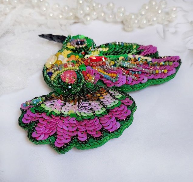 Broche Colibri Hibiscus brodée avec sequins, perles verres et perles Cristal Swarovski